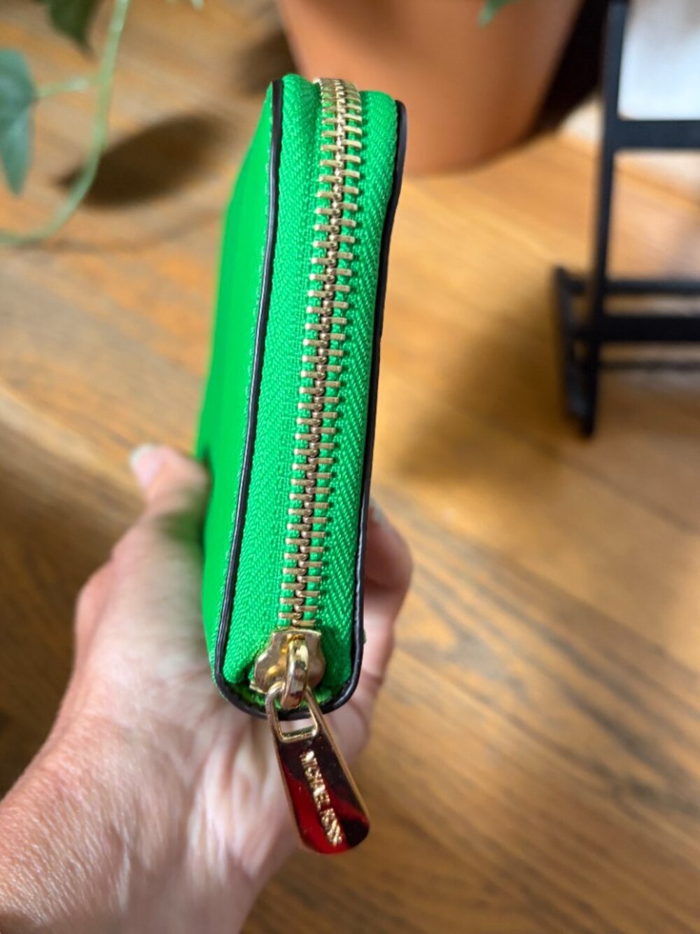 Michael Kors Jet Set Continental Wallet in a textured green Saffiano leather - Picture 8 of 10